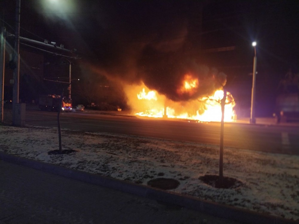Incendiu matinal în Capitală. Un mini-magazin a ars în totalitate
